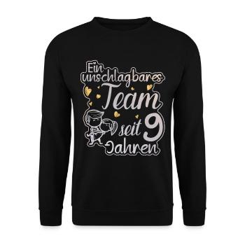 Ein perfektes Team seit 9 Jahren Hochzeitstag - Unisex Pullover - Schwarz - Vorne - Alina (178cm) & Michal (187cm)