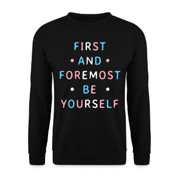 Ermutigender Spruch in den Farben der Transgender - Unisex Pullover - Schwarz - Vorne - Alina (178cm) & Michal (187cm)