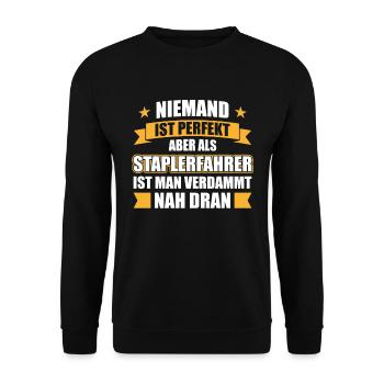 Niemand ist perfekt aber als Staplerfahrer ist man - Unisex Pullover - Schwarz - Vorne - Alina (178cm) & Michal (187cm)