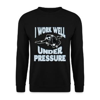 I Work Well Under Pressure - Funny Scuba Diving - Unisex Sweatshirt - black - Front - Alina (178cm) & Michal (187cm)