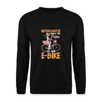 Unterschätze niemals eine Frau auf einem E-Bike - Unisex Pullover - Schwarz - Vorne - Alina (178cm) & Michal (187cm)