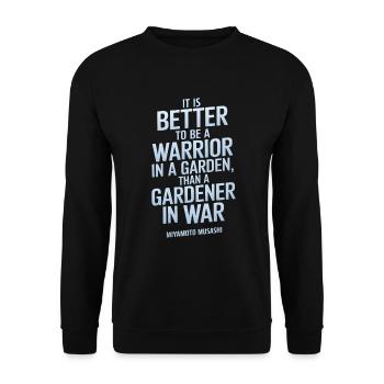 Zitat von Miyamoto Musashi: Es ist besser, Krieger zu sein - Unisex Pullover - Schwarz - Vorne - Alina (178cm) & Michal (187cm)