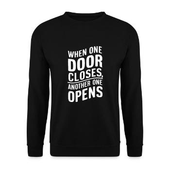 Wenn sich eine Tür schließt, öffnet sich eine andere. - Unisex Pullover - Schwarz - Vorne - Alina (178cm) & Michal (187cm)