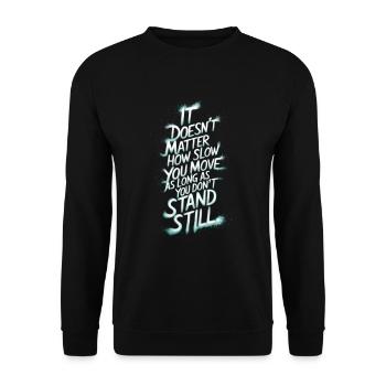 Es spielt keine Rolle, wie langsam du dich bewegst, solange du - Unisex Pullover - Schwarz - Vorne - Alina (178cm) & Michal (187cm)