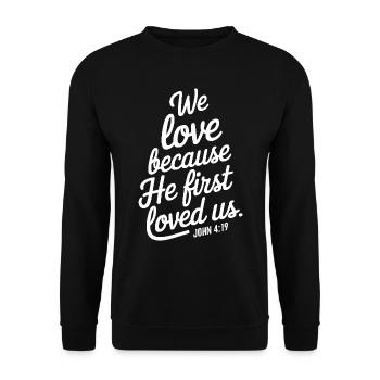 Wir lieben, weil er uns zuerst geliebt hat - Unisex Pullover - Schwarz - Vorne - Alina (178cm) & Michal (187cm)
