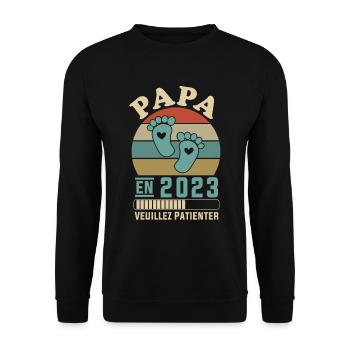 Papa en 2023 Veuillez Patienter Cadeau Futur Père - Sweat-shirt Unisexe - noir - Devant - Alina (178cm) & Michal (187cm)