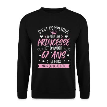 Une princesse et d'avoir 67 ans, Cadeau 67 ans - Sweat-shirt Unisexe - noir - Devant - Alina (178cm) & Michal (187cm)