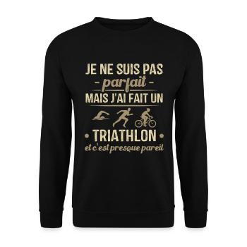 Pas parfait mais j'ai fait un triathlon - Sweat-shirt Unisexe - noir - Devant - Alina (178cm) & Michal (187cm)