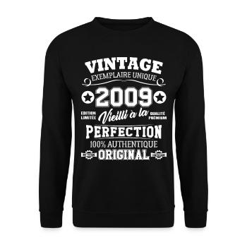 Cadeau D'anniversaire Vintage Fabriqué En 2009 - Sweat-shirt Unisexe - noir - Devant - Alina (178cm) & Michal (187cm)