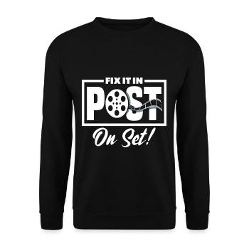 I Fix It In Post On Set Filmmaker - Unisex Pullover - Schwarz - Vorne - Alina (178cm) & Michal (187cm)