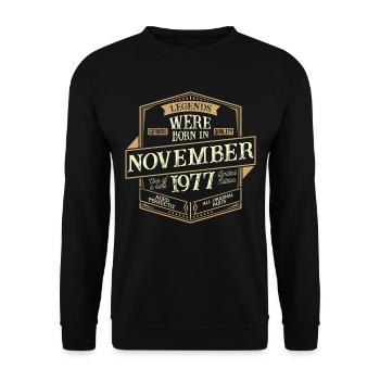 November 1977 Geburtstag Mann - Unisex Pullover - Schwarz - Vorne - Alina (178cm) & Michal (187cm)