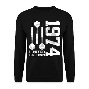 LIMITED EDITION 1974 DARTS 52. GEBURTSTAG - Unisex Pullover - Schwarz - Vorne - Alina (178cm) & Michal (187cm)