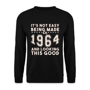 Hergestellt im Jahr 1964 und sieht so gut aus - Unisex Pullover - Schwarz - Vorne - Alina (178cm) & Michal (187cm)