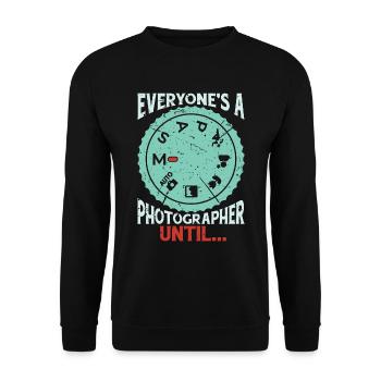 Photographer Everyone's A Photographer Cameraman - Unisex Pullover - Schwarz - Vorne - Alina (178cm) & Michal (187cm)