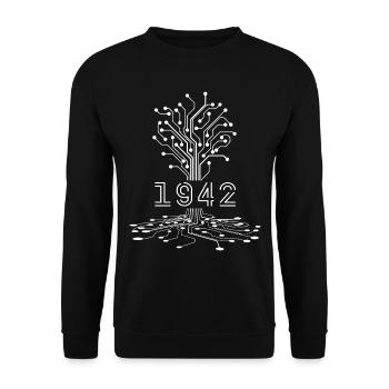 1942 Gaming Geburtstagsgeschenk, 1942 Gamer Geschenk - Unisex Pullover - Schwarz - Vorne - Alina (178cm) & Michal (187cm)