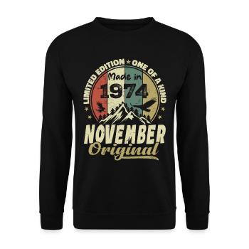 November 1974, November 1974 Geburtstagsgeschenk - Unisex Pullover - Schwarz - Vorne - Alina (178cm) & Michal (187cm)