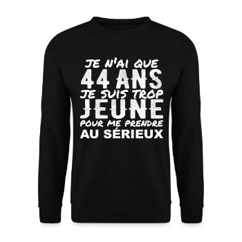 Ich bin 44 Jahre alt | Humor Geschenk zum 44. Geburtstag - Unisex Pullover - Schwarz - Vorne - Alina (178cm) & Michal (187cm)