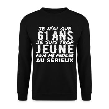 Ich bin 61 Jahre alt | Humor 61 Geburtstagsgeschenk - Unisex Pullover - Schwarz - Vorne - Alina (178cm) & Michal (187cm)