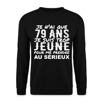 Ich bin 79 Jahre alt | Humorvolles Geburtstagsgeschenk 79 Jahre alt - Unisex Pullover - Schwarz - Vorne - Alina (178cm) & Michal (187cm)