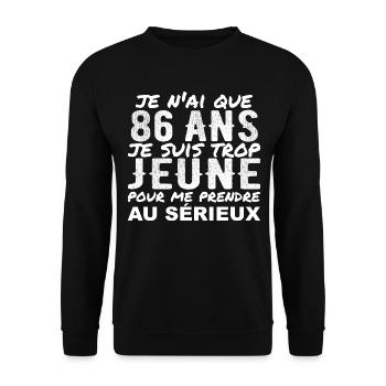 Ich bin 86 Jahre alt | Humorvolles Geburtstagsgeschenk 86 Jahre alt - Unisex Pullover - Schwarz - Vorne - Alina (178cm) & Michal (187cm)