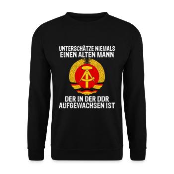 Unterschätze niemals einen alten Mann aus der DDR - Unisex Pullover - Schwarz - Vorne - Alina (178cm) & Michal (187cm)