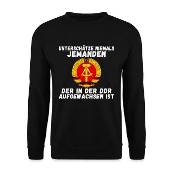 Unterschätze niemals einen alten Mann aus der DDR - Unisex Pullover - Schwarz - Vorne - Alina (178cm) & Michal (187cm)
