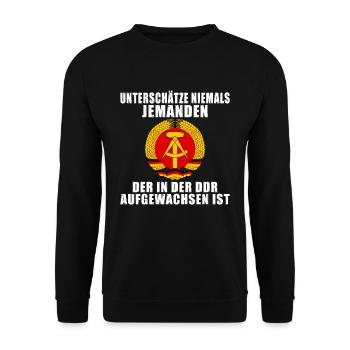 Unterschätze niemals einen alten Mann aus der DDR - Unisex Pullover - Schwarz - Vorne - Alina (178cm) & Michal (187cm)