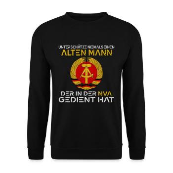 Unterschätze nie einen alten Mann aus der NVA - Unisex Pullover - Schwarz - Vorne - Alina (178cm) & Michal (187cm)