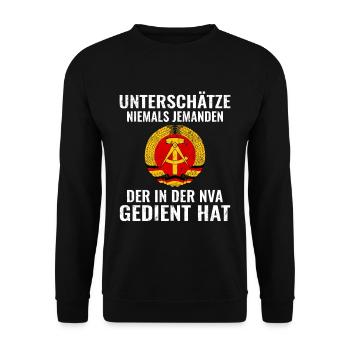 Unterschätze nie jemanden aus der NVA - Unisex Pullover - Schwarz - Vorne - Alina (178cm) & Michal (187cm)