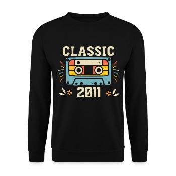 Jahrgang 2011 Retro Geburtstagskassette 2011 - Unisex Pullover - Schwarz - Vorne - Alina (178cm) & Michal (187cm)