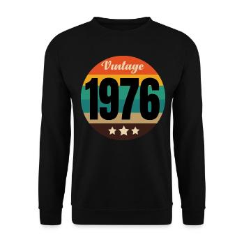 JAHRGANG 1976 - Unisex Pullover - Schwarz - Vorne - Alina (178cm) & Michal (187cm)
