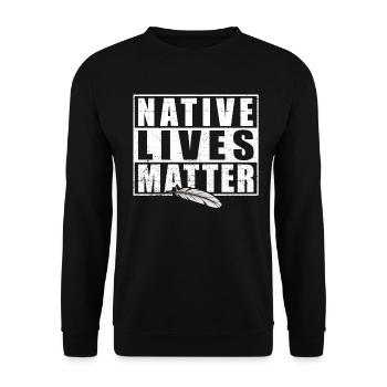 Native Lives Matter – Tag der indigenen amerikanis - Unisex Pullover - Schwarz - Vorne - Alina (178cm) & Michal (187cm)