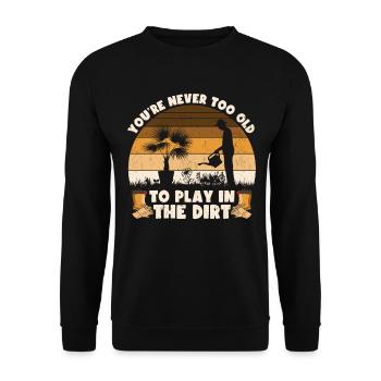 Man ist nie zu alt, um im Dreck zu spielen - Unisex Pullover - Schwarz - Vorne - Alina (178cm) & Michal (187cm)