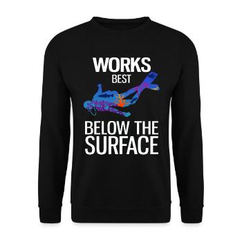 Works Best Below The Surface Taucher Scuba - Unisex Pullover - Schwarz - Vorne - Alina (178cm) & Michal (187cm)