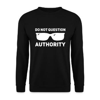Autorität nicht in Frage stellen - Unisex Pullover - Schwarz - Vorne - Alina (178cm) & Michal (187cm)