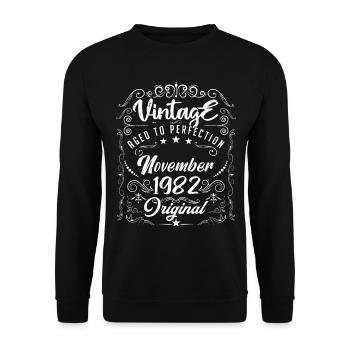 Jahrgang November 1982 - Jubiläumsgeschenk. - Unisex Pullover - Schwarz - Vorne - Alina (178cm) & Michal (187cm)