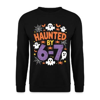 Verfolgt von 6-7 Halloween Mathe-Wortspiel Design - Unisex Pullover - Schwarz - Vorne - Alina (178cm) & Michal (187cm)