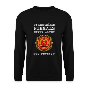 DDR Unterschätze Niemals NVA Veteran - Unisex Pullover - Schwarz - Vorne - Alina (178cm) & Michal (187cm)