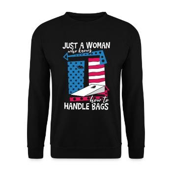 Nur eine Frau, die weiß, wie man mit Taschen umgeht - Unisex Pullover - Schwarz - Vorne - Alina (178cm) & Michal (187cm)