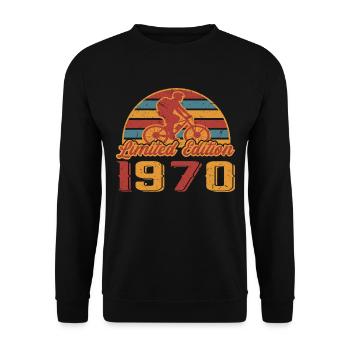 Fahrrad Radfahrer Bike Geburtstag Baujahr 1970 - Unisex Pullover - Schwarz - Vorne - Alina (178cm) & Michal (187cm)