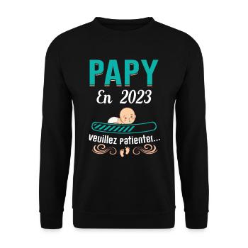 Papy En 2023 Cadeau Naissance Grossesse Humour - Sweat-shirt Unisexe - noir - Devant - Alina (178cm) & Michal (187cm)