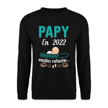 Papy En 2022 Cadeau Naissance Grossesse Humour - Sweat-shirt Unisexe - noir - Devant - Alina (178cm) & Michal (187cm)