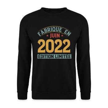 Fabriqué En Juin 2022 Anniversaire Cadeau Vintage - Sweat-shirt Unisexe - noir - Devant - Alina (178cm) & Michal (187cm)