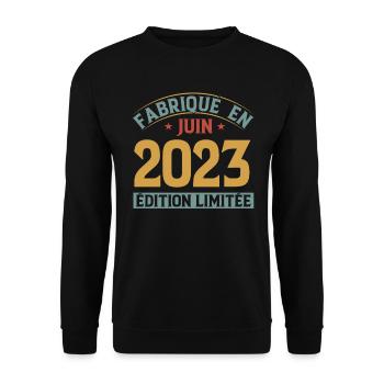 Fabriqué En Juin 2023 Anniversaire Cadeau Vintage - Sweat-shirt Unisexe - noir - Devant - Alina (178cm) & Michal (187cm)