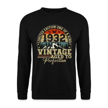 1932 Vintage aged to perfection - Unisex Sweatshirt - black - Front - Alina (178cm) & Michal (187cm)