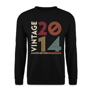 Born in 2014 Vintage 2014 Gift Birthday - Unisex Sweatshirt - black - Front - Alina (178cm) & Michal (187cm)