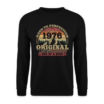 Vintage Gift 1976 47/48 Years - Unisex Sweatshirt - black - Front - Alina (178cm) & Michal (187cm)