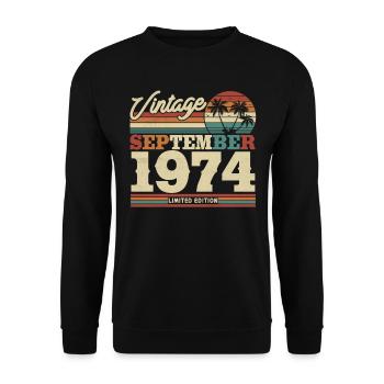 Vintage Geburtstagsgeschenk Sept. 1974 49/50 J. - Unisex Pullover - Schwarz - Vorne - Alina (178cm) & Michal (187cm)