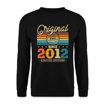 Retro Geburtstagsgeschenke Kalenderjahre '12 - Unisex Pullover - Schwarz - Vorne - Alina (178cm) & Michal (187cm)