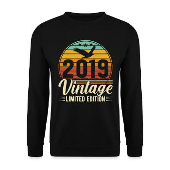 Vintage 2019 Legendary - Unisex Sweatshirt - black - Front - Alina (178cm) & Michal (187cm)